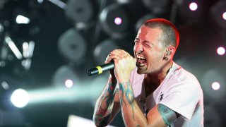 Днес в офиса на Webcafe звучат Linkin Park в памет на страхотния им вокалист