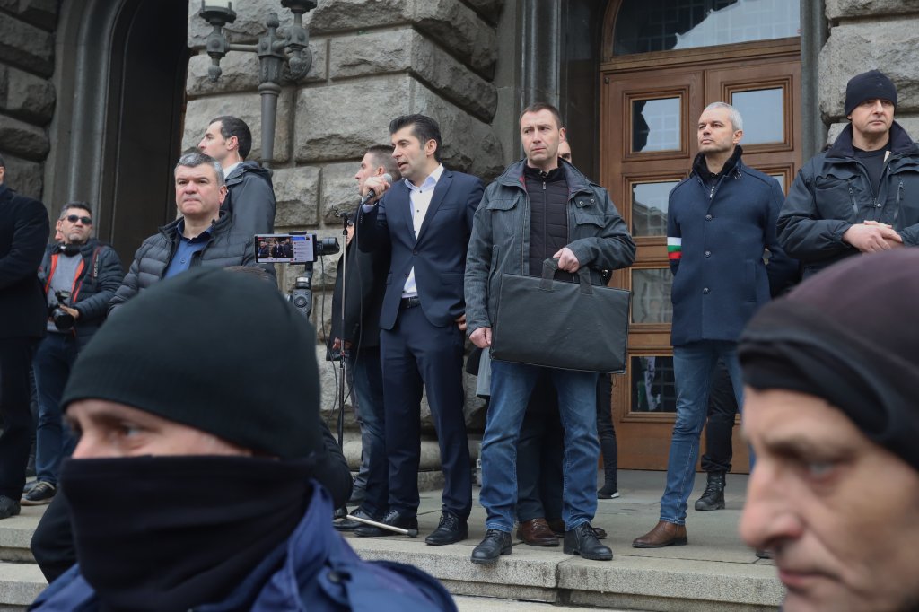 "Възраждане" на протест срещу мерките, Петков излезе да говори с тях (Снимки)