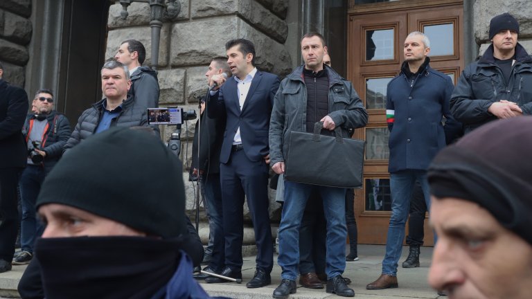 "Възраждане" на протест срещу мерките, Петков излезе да говори с тях (Снимки)