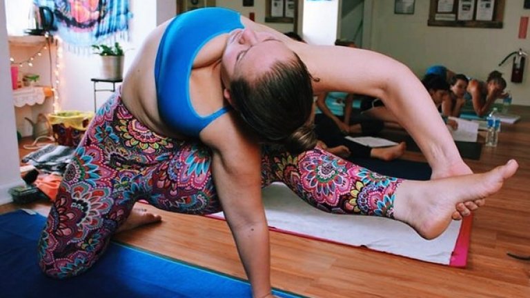 Днес Дана, която успява да контролира тялото си във всевъзможни йога пози, държи да бъде посланик на идеята, че йога е за всички.