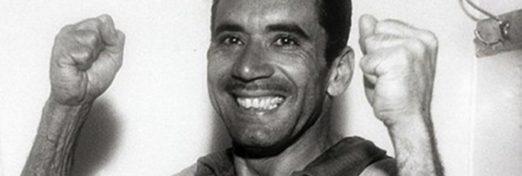 Нилтон Сантош
Бразилецът е един от най-великите защитници в историята на футбола и всеки път, когато видите някой бек да нахлува в половината на съперника, трябва да знаете, че това се дължи на Сантош. Преди него защитниците трябвало да бранят вратата и да отбиват топката, днес от тях се очаква да започват атаки и да дават точни пасове.
Нилтон, по прякор „Енциклопедията” заради футболните му познания, има две световни титли с Бразилия и е в отбора на XX век.