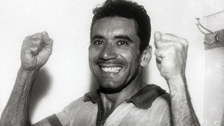 Нилтон Сантош
Бразилецът е един от най-великите защитници в историята на футбола и всеки път, когато видите някой бек да нахлува в половината на съперника, трябва да знаете, че това се дължи на Сантош. Преди него защитниците трябвало да бранят вратата и да отбиват топката, днес от тях се очаква да започват атаки и да дават точни пасове.
Нилтон, по прякор „Енциклопедията” заради футболните му познания, има две световни титли с Бразилия и е в отбора на XX век.