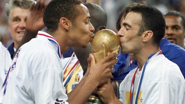 Тиери Анри и Юри Джоркаеф целуват световната купа през 1998 г.