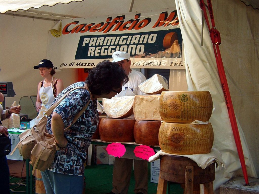 1018px-Parmigiano_reggiano