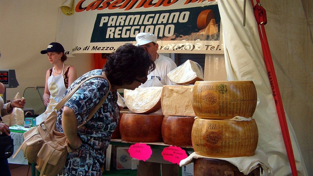 1018px-Parmigiano_reggiano