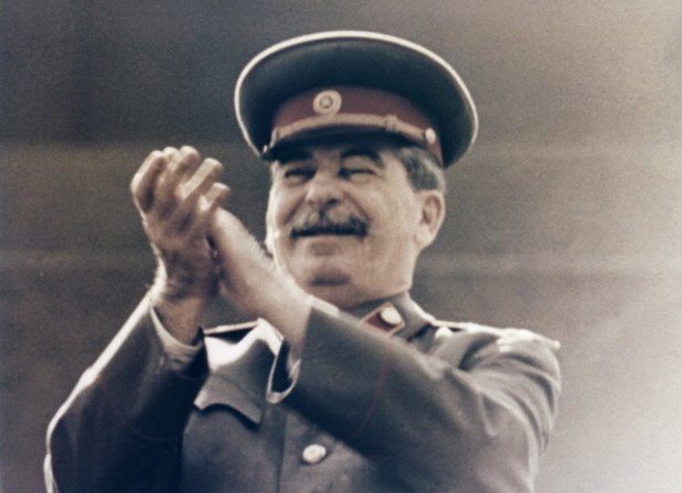 Йозеф Сталин
Самото въплъщение на диктатурата, най-страшният баща на всички народи и учител на онези, които и сега се учат как се хваща и задържа властта, е известен с организирането на зловещи партита за цялото Политбиро. По време на събиранията, той внимателно следил как всички ще се напият до безпаметност, докато сам вдигал тостове с обикновена вода. Целта била да разбере дали някой от висшите партийни апаратчици няма да издаде нещо, заплашващо управлението му. Всъщност да напиеш врага е стара руска практика още от царско време