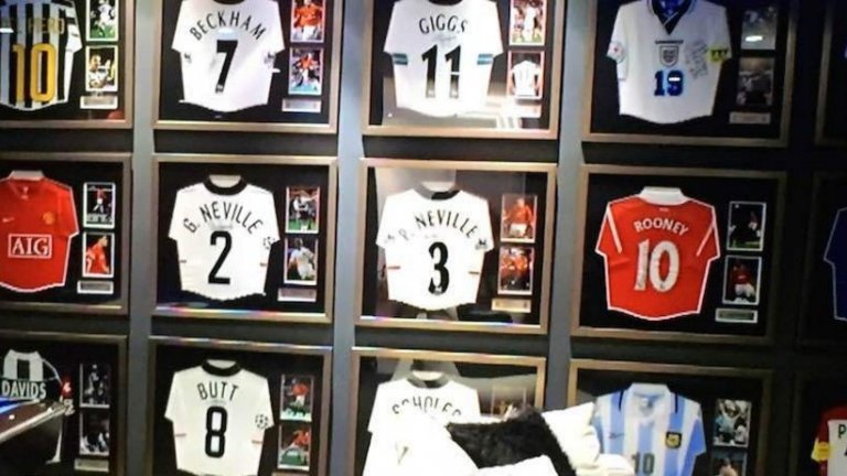 Фил Невил се е концентрирал върху колекциониране предимно на фланелки на играчи от Манчестър Юнайтед