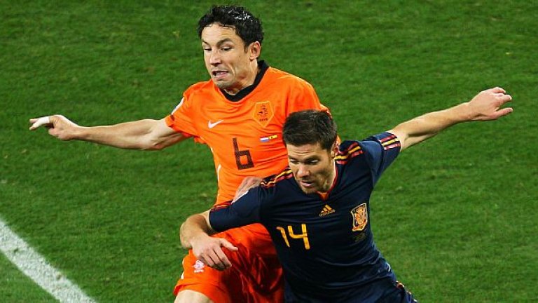 Битките между грубовати, но класни и тактически грамотни до съвършенство халфове като Марк ван Бомел и Чаби Алонсо са част от удоволствието в съвременния футбол