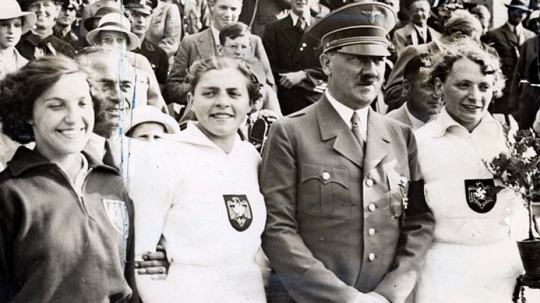 Адолф Хитлер с първите олимпийски шампиони за Германия по време на Олимпиадата през 1936 година. Хитлер използва Олимпиадата, за да получи признанието на света за новата нацистка държава