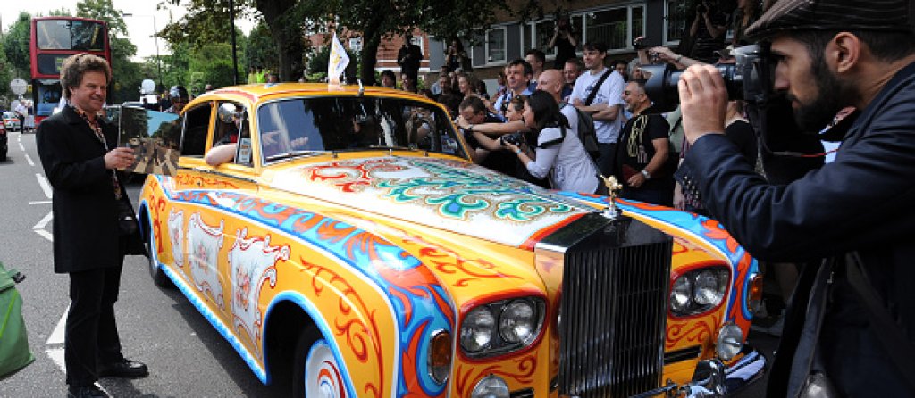 Rolls-Royce Phantom има двойно легло, хладилник, записващи устройства и телефон. 