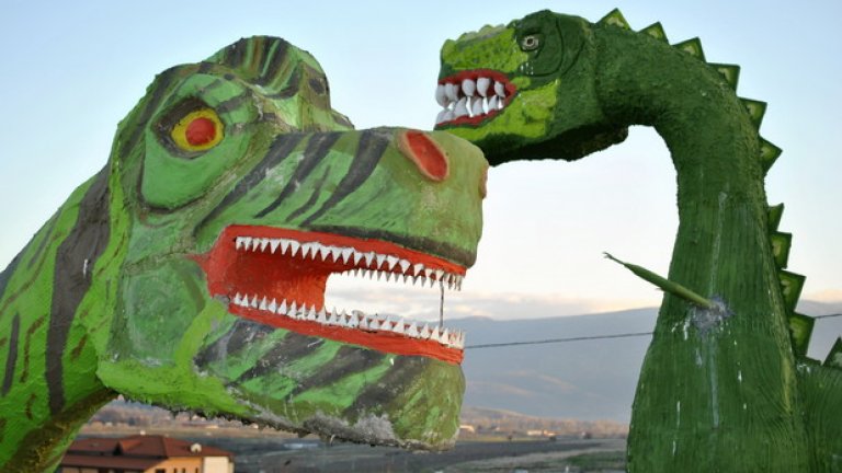 Динозаврите от бетон от пловдивското Ново село