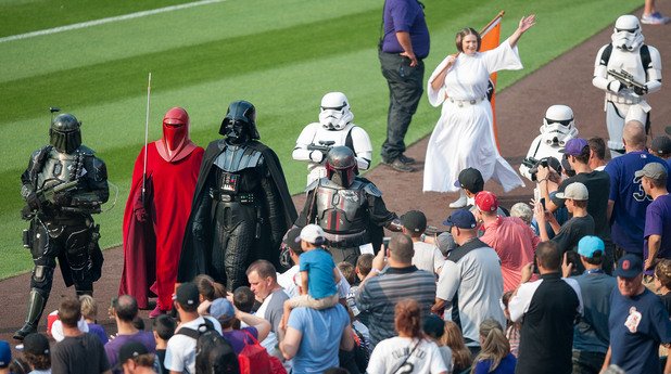 Фенове, преоблечени като любимите си герои от Star Wars, дефилират преди бейзболен мач в Щатите