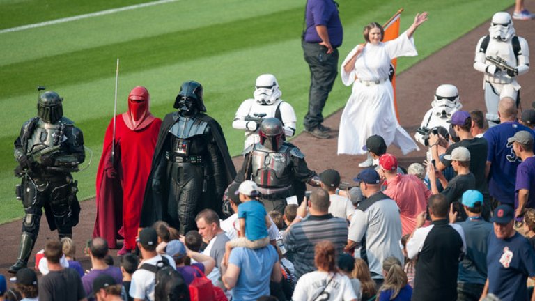Фенове, преоблечени като любимите си герои от Star Wars, дефилират преди бейзболен мач в Щатите