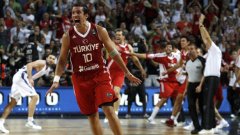 Героят на Турция Керем Тунчери, който с кош секунди преди края донесе участието във финала