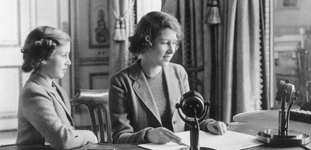 Първото радио обръщение на Кралицата, заедно с по-младата й сестра принцеса Маргарита, е записано на 12 октомври 1940 в Лондон.