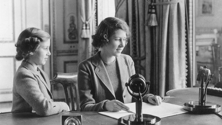 Първото радио обръщение на Кралицата, заедно с по-младата й сестра принцеса Маргарита, е записано на 12 октомври 1940 в Лондон.