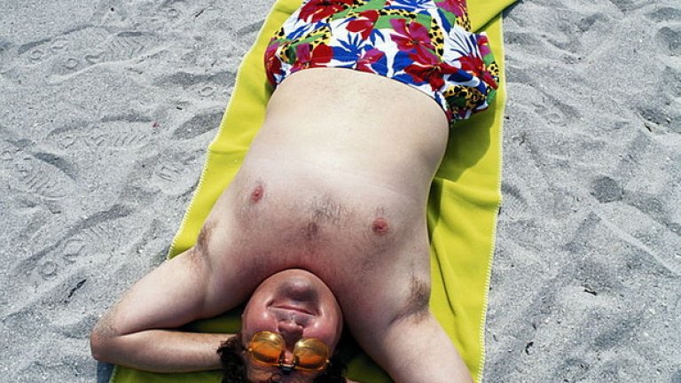 Та да повторим: белите чорапи са само за спорт, мъжете не носят сандали, освен ако са много шик, с широк ленен панталон и отпусната ленена риза с навити ръкави някъде около морския бряг, а бежовият костюм е единствено мечтата на баба ви да ви види „по младежки" елегантен.