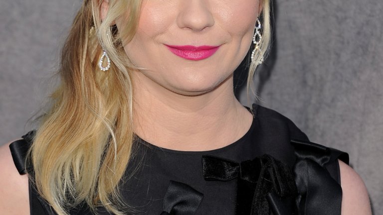 Кирстен Дънс 
Кирстен е една от тези актриси, които са много търсени от продуцентите от най-ранна детска възраст, след като става известна от "Интервю с вампир". 
Всъщност в повечето си роли е по-скоро скучна и досадна. Подобно на колежката си Стюарт нейното изражение остава почти непроменено по време на целия филм до степен, в която зрителят започва да изпитва искрена неприязън. 
Освен това повечето така или иначе ще я запомнят като "гаджето на Спайдърмен" или най-много Мария-Антоанета.