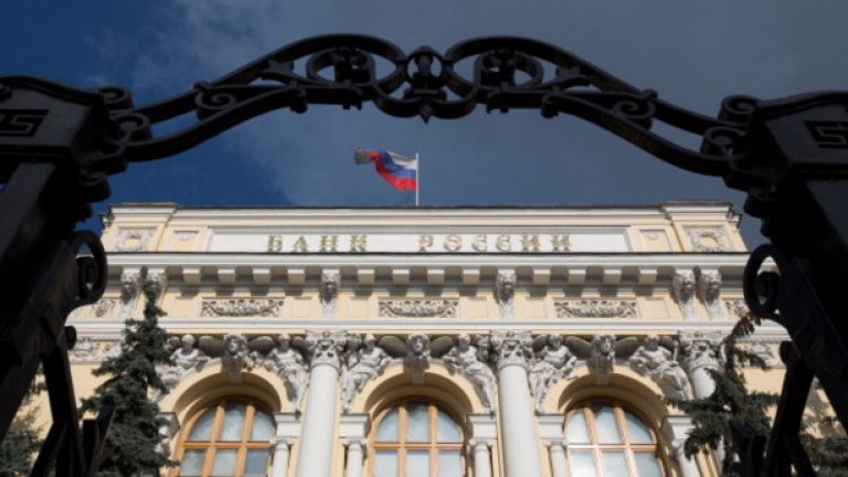 От началото на годината досега централната банка на Русия е отнела лицензите на повече от 40 финансови институции.
