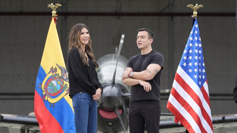 Президентът Даниел Нобоа заедно с американския вътрешен министър Кристи Ноем