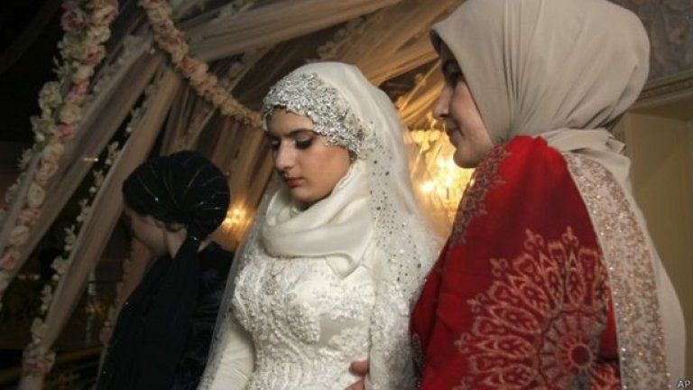 Луиза Гойлабиева, навършила 17 години преди няколко дни, видимо се смущава да говори с непознати хора, отговаря с "да" и "не" на повечето въпроси пред камера и отказва да влиза в подробности за отношенията си с Нажуд Гучигов (галерия)