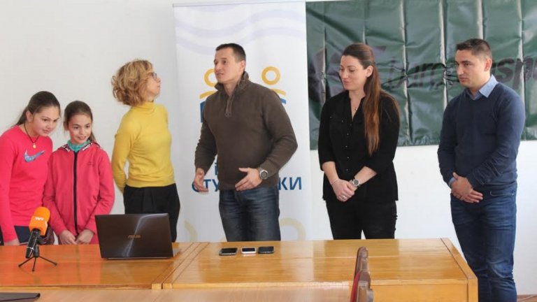 Лично кметът на район "Студентски" в София г-н Димитър Дилчев изтегли жребия на Държавното лично първенство по тенис на закрито за момичета и момчета до 12 години.

