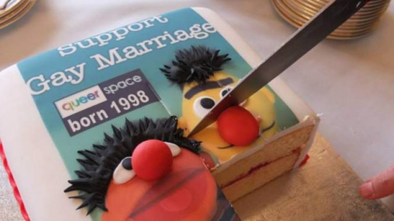 Гей активист заведе дело срещу компания за тестени изделия, след като тя отмени поръчка за торта с надпис "Подкрепете гей брака"