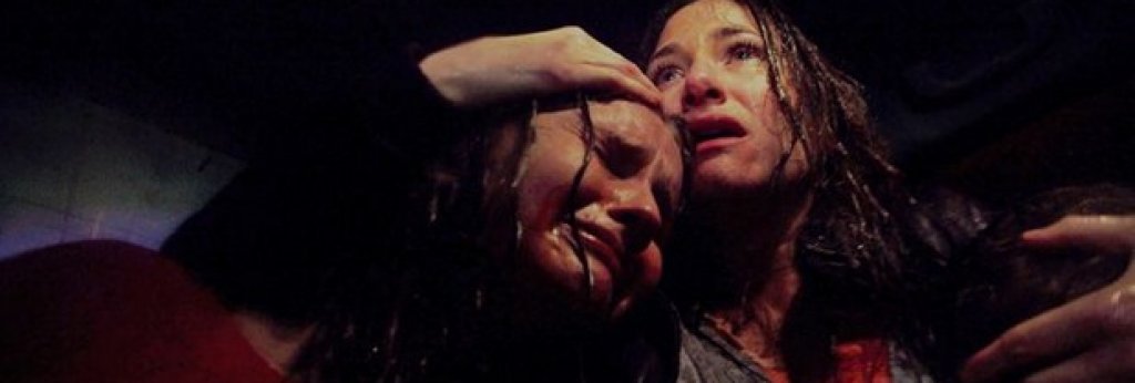 The Visit
Публика и критика беше загубила вярата си в режисьора М. Найт Шаямалан („Шесто чувство”) след множеството му поредни провали („Жената от водата”, „Явлението”, „Последният повелител на въздуха”). Но той се върна към това, което умее – нискобюджетен „малък” филм, разчитащ на атмосфера и на точни детайли. 
Този път към формулата добавяме и комедиен привкус в историята за две деца, отишли на невинно посещение при баба и дядо. Около възрастната двойка витае мрачна тайна, която децата ще разкрият по мъчителен и травмиращ начин.