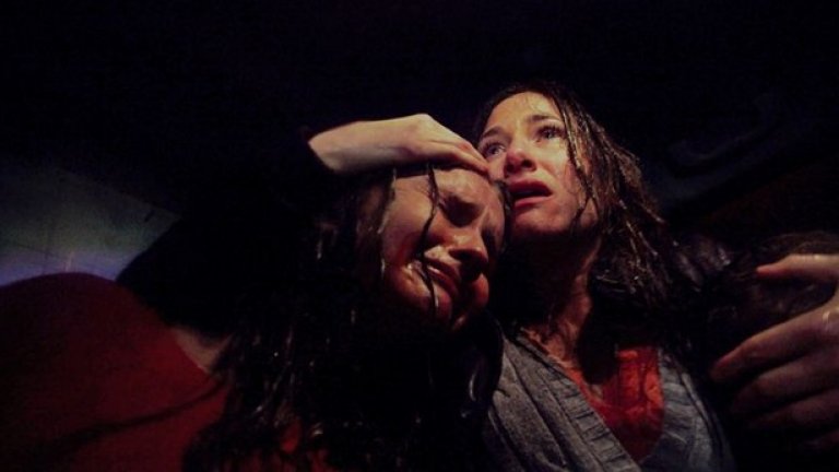 The Visit
Публика и критика беше загубила вярата си в режисьора М. Найт Шаямалан („Шесто чувство”) след множеството му поредни провали („Жената от водата”, „Явлението”, „Последният повелител на въздуха”). Но той се върна към това, което умее – нискобюджетен „малък” филм, разчитащ на атмосфера и на точни детайли. 
Този път към формулата добавяме и комедиен привкус в историята за две деца, отишли на невинно посещение при баба и дядо. Около възрастната двойка витае мрачна тайна, която децата ще разкрият по мъчителен и травмиращ начин.