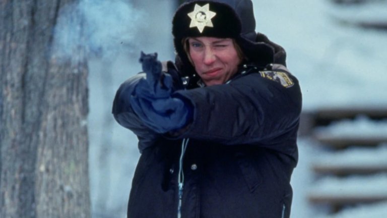 8. “Фарго” (1996 г.)
Криминалната черна комедия, режисирана от братята Коен, разказва историята на отчаян автомобилен търговец от Минесота, който замисля да инсценира отвличането на собствената си съпруга, за да иска откуп от богатия ѝ баща. Но планът излиза извън контрол, когато разследването е поето от упоритата полицайка Мардж Гъндерсън.