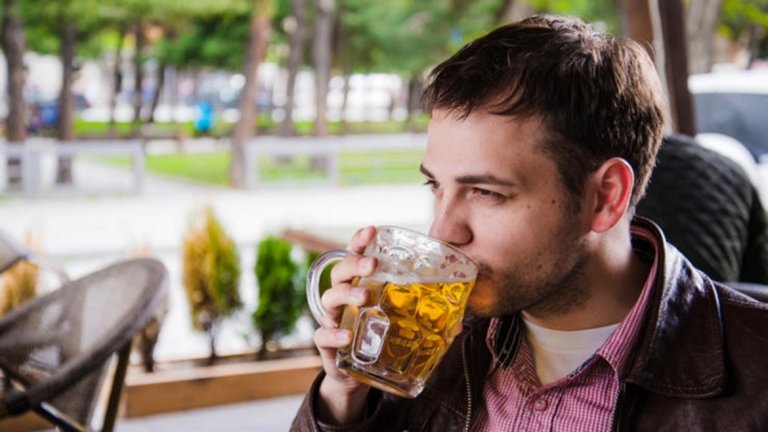 3. Бира. Може и да звучи логично, но истината е, че даже да изпиете една бира часове преди тренировка, пак ще провалите всичко. Алкохолът дехидратира, води до някои възпаления и има още куп неблагоприятни влияния върху организма. Дори и да звучи леко пресилено, влияе върху решенията ви, например колко килограми да вдигнете във фитнеса. Ако искате нещо да ви „вдигне“ преди тренировка, по-добре пийте едно кафе.