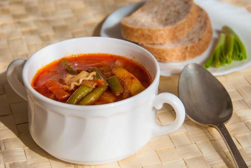 Супа със зелен фасулАко попаднете на крехък зелен фасул, в никакъв случай не го пропускайте. Снабдете се с около 700-800 грама от него, за да си приготвите превъзходна супа. Загрейте масло или олио в дълбока тенджера и запържете една глава накълцан лук заедно с две супени лъжици брашно. Бъркайте енергично, за да не стане на бучки. 
Щом брашното се запържи до приятен кафеникав цвят, добавете почистения фасул, една чаена лъжица червен пипер и два големи зрели домата, нарязани на ситно. Долейте с около литър топла вода и оставете супата да къкри до омекване на фасула. Сервирайте с накълцан магданоз.