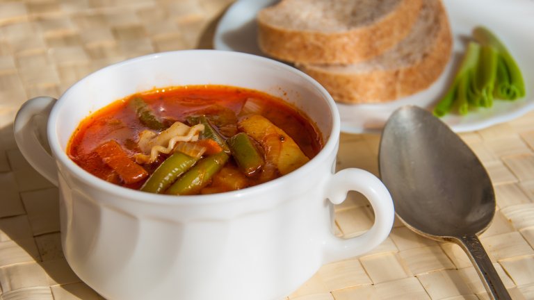 Супа със зелен фасулАко попаднете на крехък зелен фасул, в никакъв случай не го пропускайте. Снабдете се с около 700-800 грама от него, за да си приготвите превъзходна супа. Загрейте масло или олио в дълбока тенджера и запържете една глава накълцан лук заедно с две супени лъжици брашно. Бъркайте енергично, за да не стане на бучки. 
Щом брашното се запържи до приятен кафеникав цвят, добавете почистения фасул, една чаена лъжица червен пипер и два големи зрели домата, нарязани на ситно. Долейте с около литър топла вода и оставете супата да къкри до омекване на фасула. Сервирайте с накълцан магданоз.