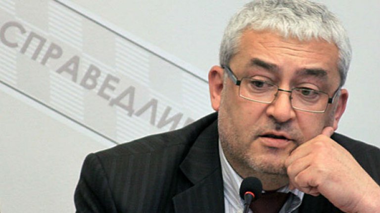 Емил Василев не се справи с нелеката задача да защити безумния закон