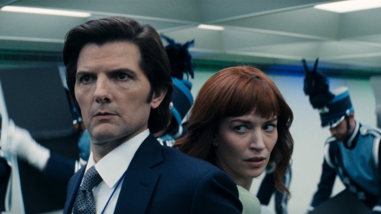 Severance, сезон 2
Къде: в Apple TV+

Странен, напрегнат, муден до момента, в който набере страхотна инерция. Сериалът, разказващ за компания, която дели съзнанията на служителите си на работно Аз и външно Аз, разви темата в неочаквани посоки.
Вторият сезон обърна повече внимание на живота на външните Аз, а борбата срещу компанията - и отвън, и отвътр, се задълбочи до кръв. Severance е бижу за търпеливи зрители, което отново ни отвинти главите.