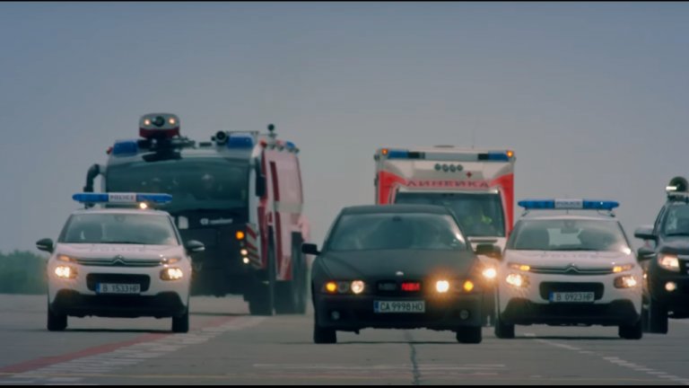 Стига с тези битови драми, нека видим малко напрегнати трилъри за политика, гонки и кемтрейлс!
Кадър от филма "Диви и щастливи" на Мартин Макариев.