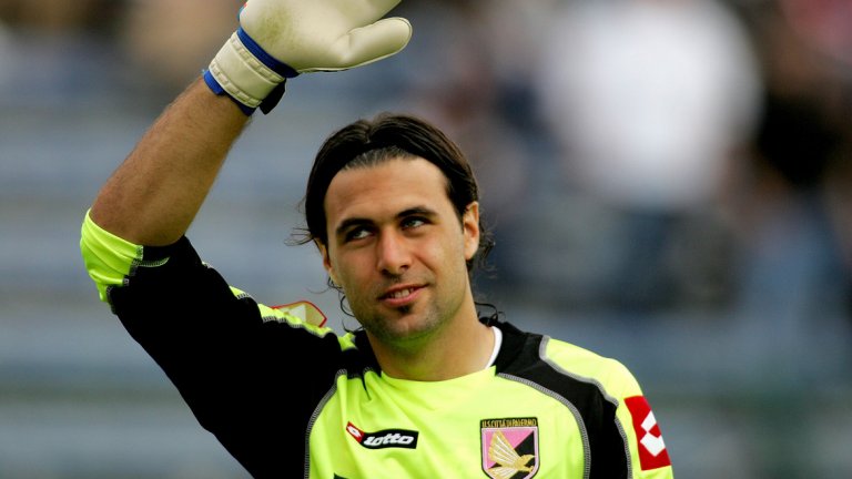 Вратар: Салваторе Сиригу
Сиригу е един от най-класните италиански вратари в последните години. Разбира се, не е от класата на Джанлуиджи Буфон, нито дори от тази на Донарума, но успя да стигне и до националния отбор, за който има 17 мача. Пристигна в Палермо още като тийнейджър и през 2011-а, след години отдаване под наем на различни по-малки отбори и само 80 мача за „орлите”, бе продаден на ПСЖ. Там също не пасна особено, мина през периоди под наем в Севиля и Осасуна и през лятото на 2017-а бе продаден на Торино, където, вече на 30, този сезон е твърд титуляр.