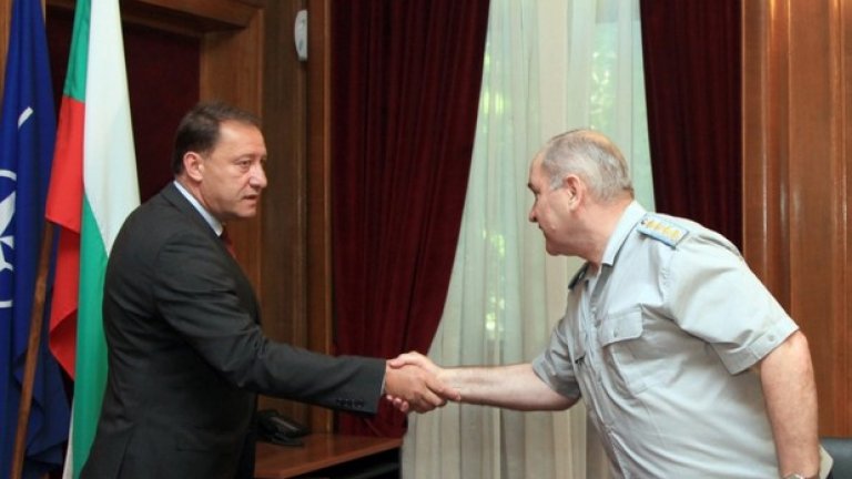 Ангел Найденов, който хвърли сериозни усилия да осветли неправомерното използване на военни самолети и вертолети от кабинета „Борисов" така и не посочи основния съучастник за тези действия в средите на армията - а именно генерал Симеон Симеонов.