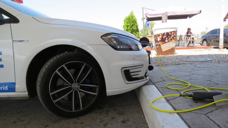 Кабелът винаги стои в багажника. При налична станция за електромобили, е по-бързо да заредите своя безшумен, екологичен автомобил в нея.
А иначе - в рамките на час може да заредите напълно батерията и на обикновен контакт.