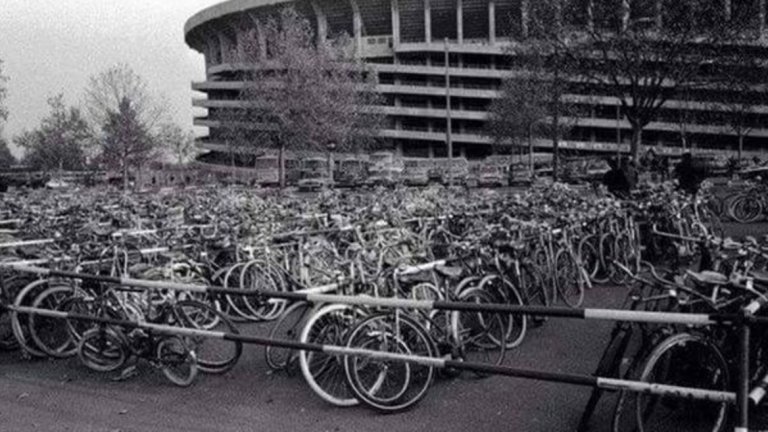 А ето и "Джузепе Меаца" десетилетия преди голите задници, когато феновете още са ходили на мач с колела.