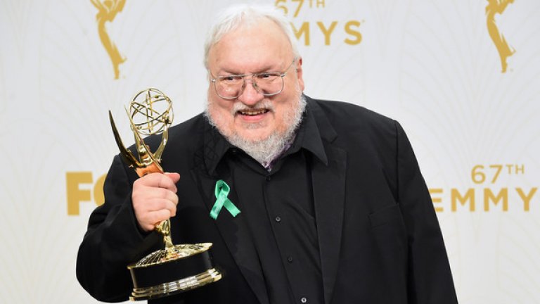 Авторът на поредицата "Песен за огън и лед" Джордж Р. Р. Мартин държи спечелената от Game of Thrones статуетка за най-добър драматичен сериал