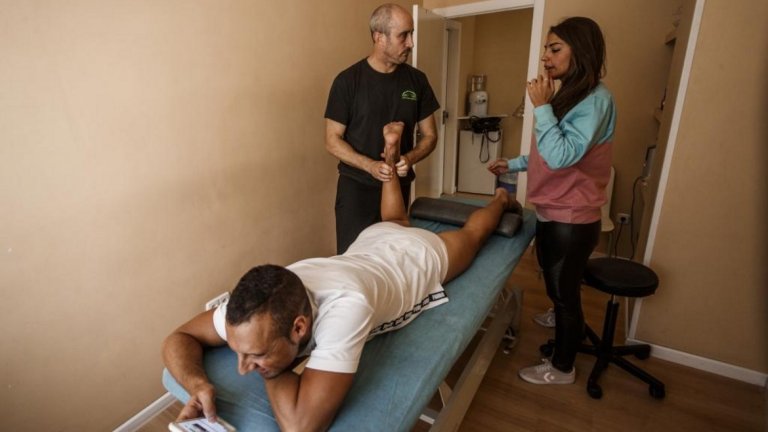 Физиотерапевтът на испанския национален отбор е единственият, на когото се доверява в момента. От юли 2017-а живее сам в хотелска стая в Саламанка.