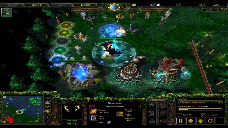 Defense of the Ancients (мод на Warcraft III: Reign of Chaos)

Така, както DayZ изигра ключова роля за популяризиране на горещия в момента battle royale жанр, DotA изпълни същата цел като един от основоположниците на MOBA (multiplayer online battle arena) игрите. Подобно на гореспоменатата зомби сървайвъл симулация, DotA се появи на бял свят като мод за една класика: стратегията в реално време Warcraft III: Reign of Chaos на Blizzard. Комбинирайки основни стратегически елементи с развитие на герои и прогрес като в ролева игра, DotA се оказа рецепта за успех.

Модификацията бе създадена с вградения в Warcraft III редактор World Editor, който позволява на играчите да споделят онлайн изработени от тях карти и цели сценарии и скоро се превърна в основна дисциплина за всеки сериозен турнир по електронни спортове.