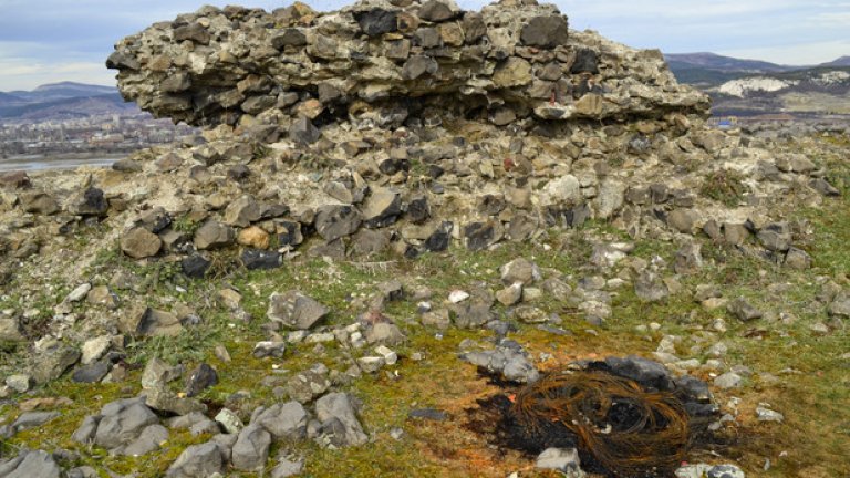 Въпреки уникалността на крепостта нито една табелка не указва пътя до нея, а тъмни субекти редовно палят гуми и изхвърлят отпадъците си край древните руини.