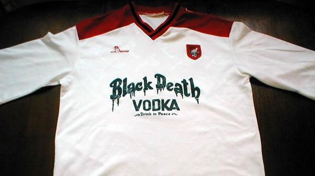 4. Скарбъро – Black Death Vodka. Култовите фланелки бяха забранени от Футболната асоциация през 1990 г. - някак си не отива на спортен клуб да рекламира водка, още повече такава, която се нарича "Черна смърт". Нещата не стават по-добри със слогана "Пий в мир"...