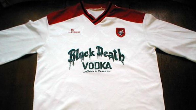 4. Скарбъро – Black Death Vodka. Култовите фланелки бяха забранени от Футболната асоциация през 1990 г. - някак си не отива на спортен клуб да рекламира водка, още повече такава, която се нарича "Черна смърт". Нещата не стават по-добри със слогана "Пий в мир"...