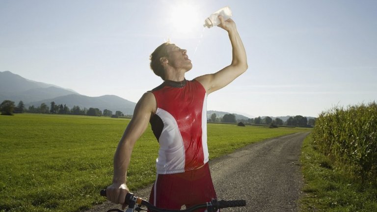 1. Вода вместо други напитки
Изпивайте 300-500 мл. вода преди хранене.
Запълването на корема с вода ще ви накара по естествен начин да редуцирате приема на храна след това. Също така ще намалите приема на други напитки, които често са нездравословни и допринасят с излишни калории към менюто ви. Научно доказано е, че мозъкът ни обърква сигналите за глад и дехидратация – често може да изпитваме голяма нужда от храна без да сме гладни, ако приемаме прекалено ниски количества вода всеки ден. Още една причина да консумирате повече вода.