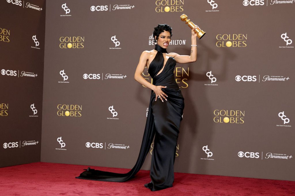 Теяна Тейлър, която спечели статуетка в категорията за най-добра женска поддържаща роля, позира в черна копринена рокля на Schiaparelli.