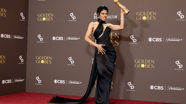 Теяна Тейлър, която спечели статуетка в категорията за най-добра женска поддържаща роля, позира в черна копринена рокля на Schiaparelli.