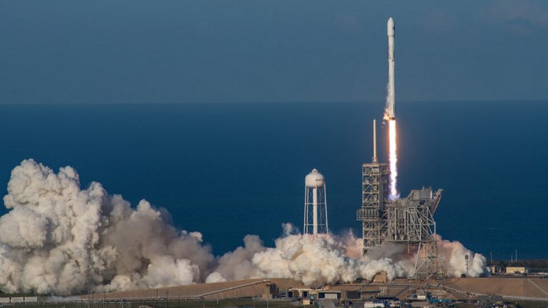 Моментът на излитането на BulgariaSat-1 с Falcon 9